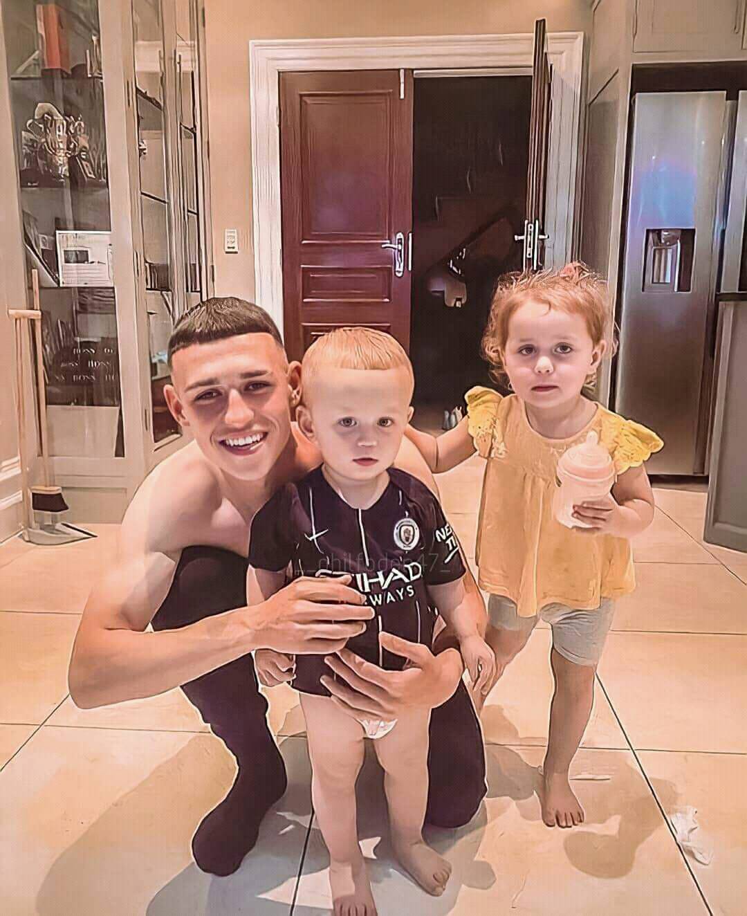 Phil Foden song xa hoa 3