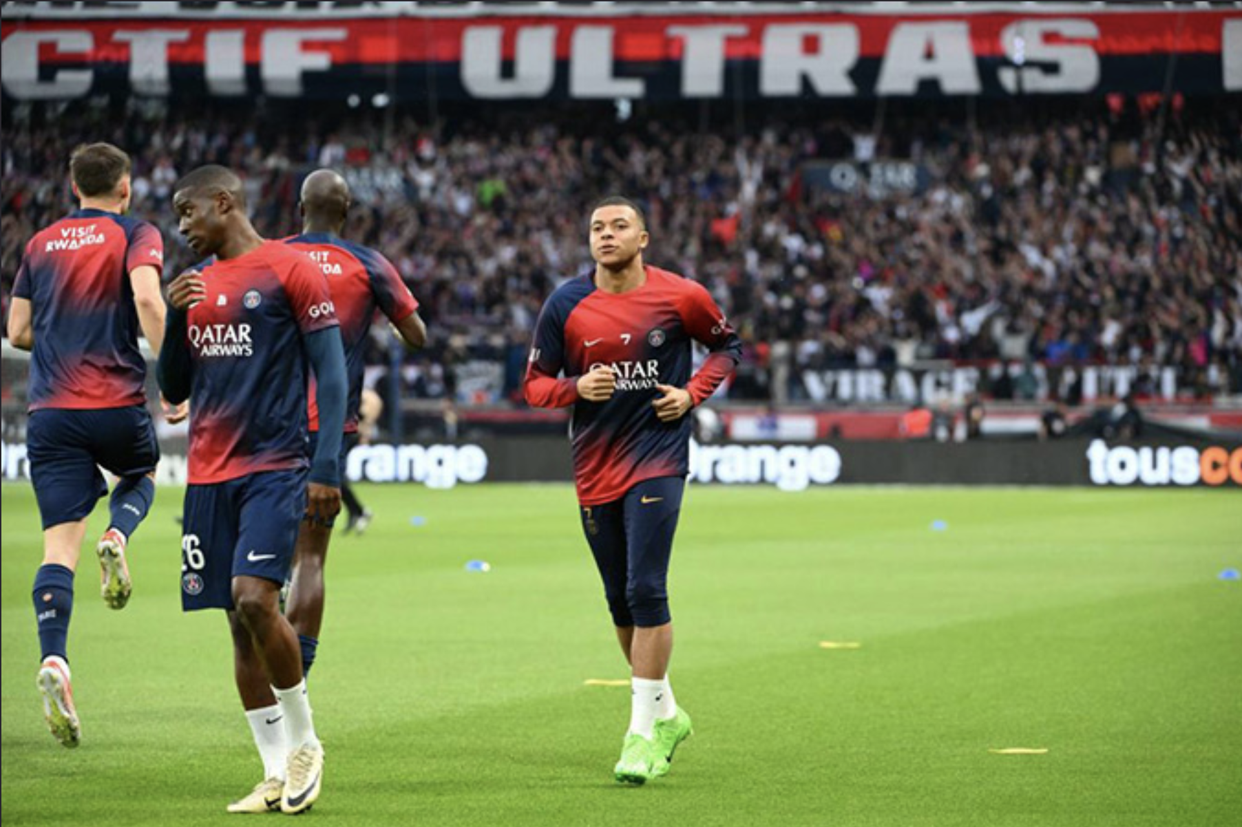 PSG chia tay Mbappe 4